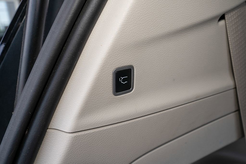 Used 2024 Chrysler Pacifica Touring-L image 6