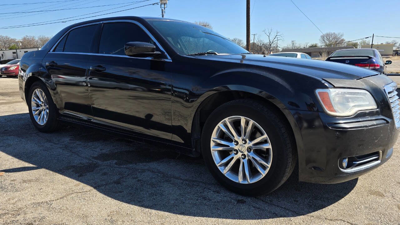Used 2011 Chrysler 300 RWD image 5
