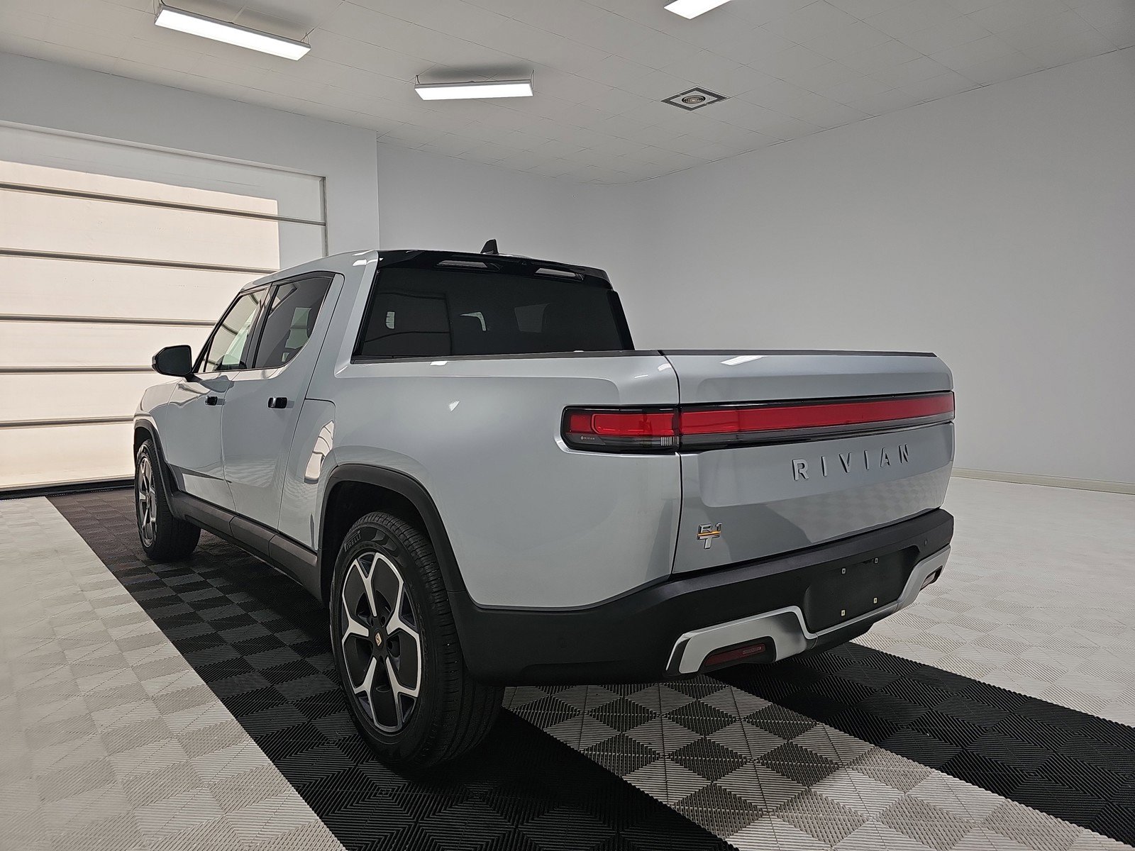 Used 2023 Rivian R1T Adventure image 3