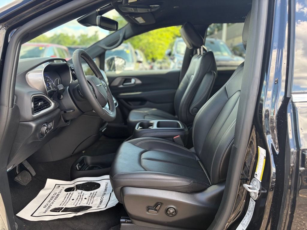 Certified 2025 Chrysler Pacifica Select FWD image 23