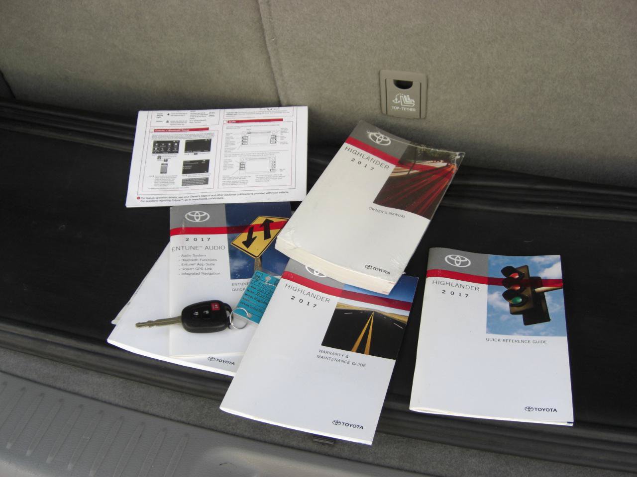 Used 2017 Toyota Highlander LE w/ Carpet Mat Package FWD image 13