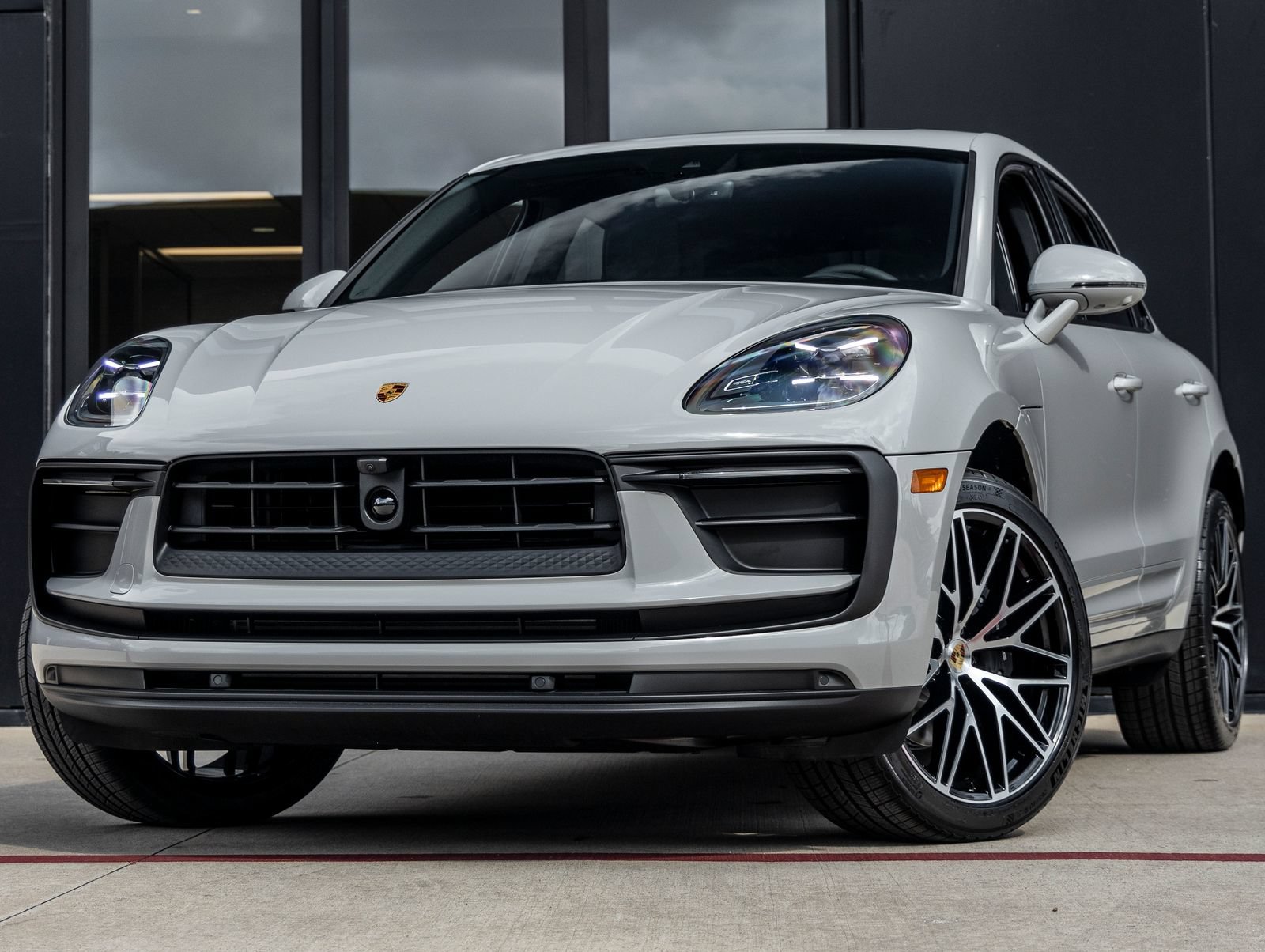 Certified 2026 Porsche Macan AWD/4WD image 1