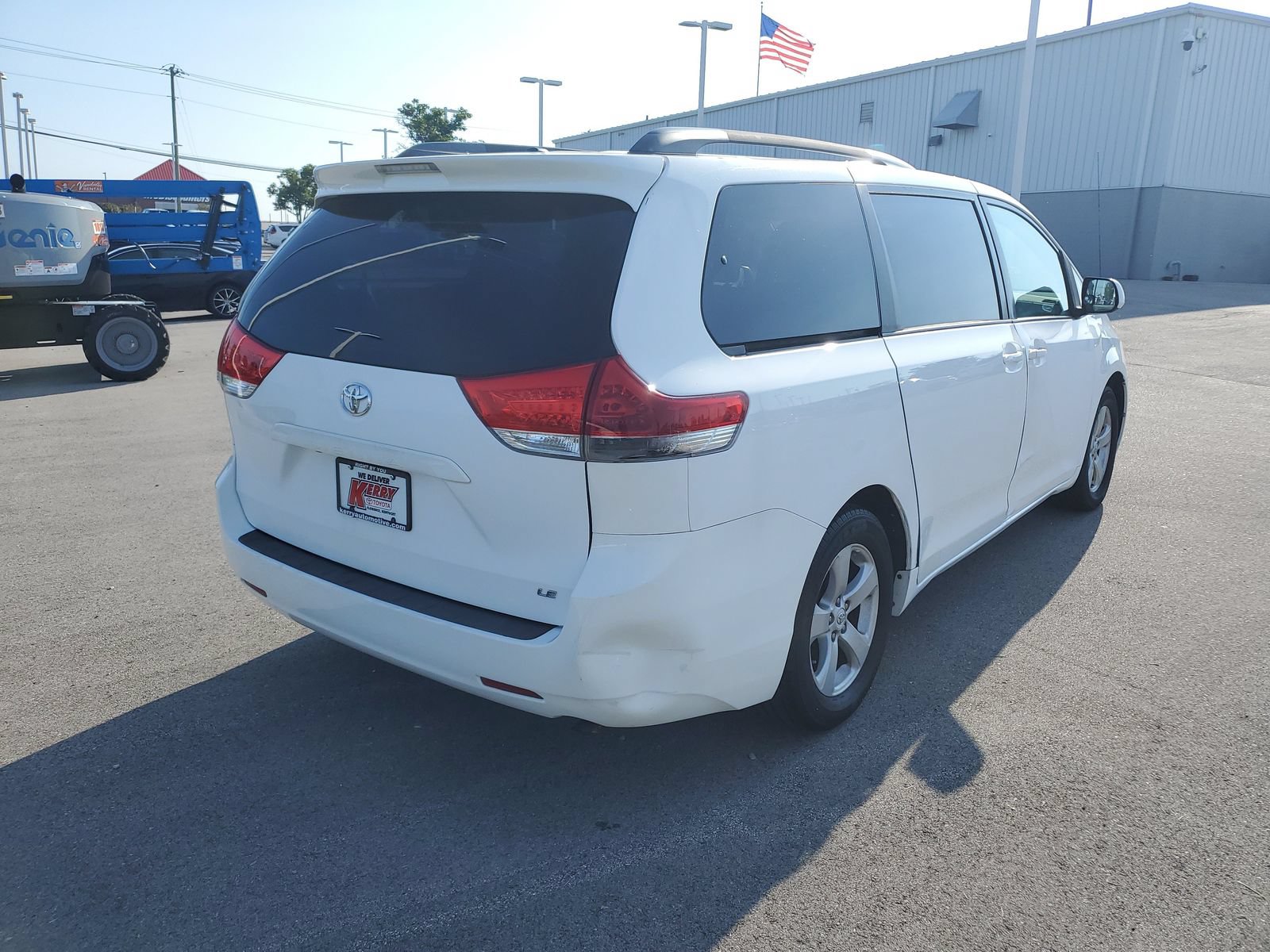 Used 2011 Toyota Sienna LE w/ Towing Pkg FWD image 4