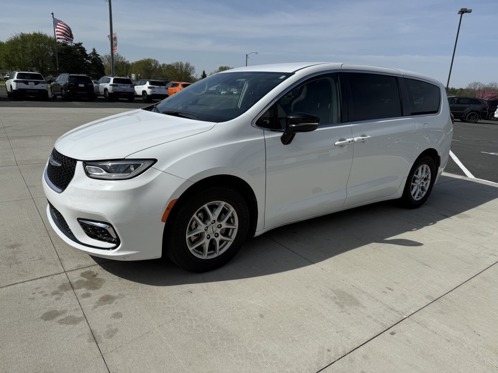 Used 2024 Chrysler Pacifica Touring-L FWD image 4