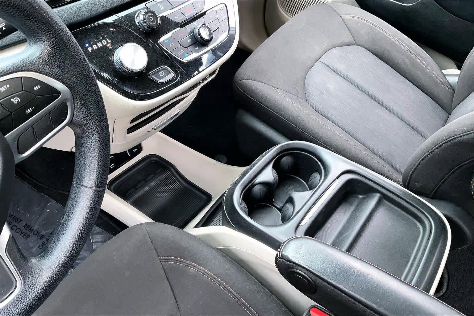 Used 2020 Chrysler Pacifica Touring FWD image 14