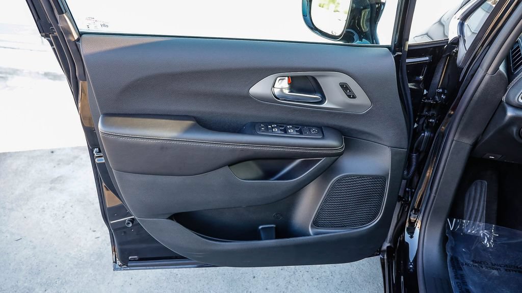 New 2027 Chrysler Pacifica Select FWD image 25