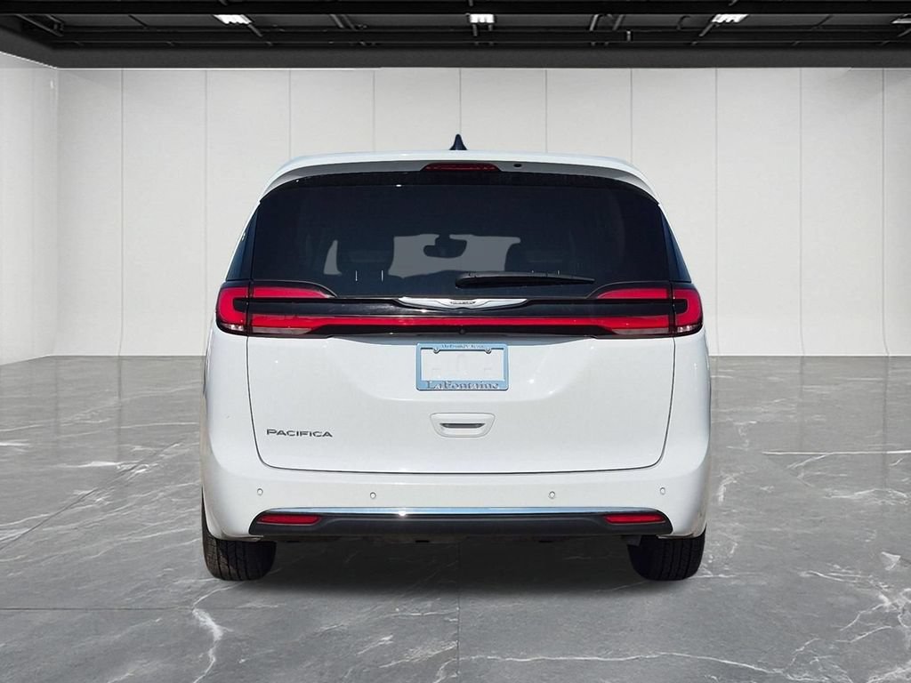 Used 2024 Chrysler Pacifica Touring-L FWD image 4
