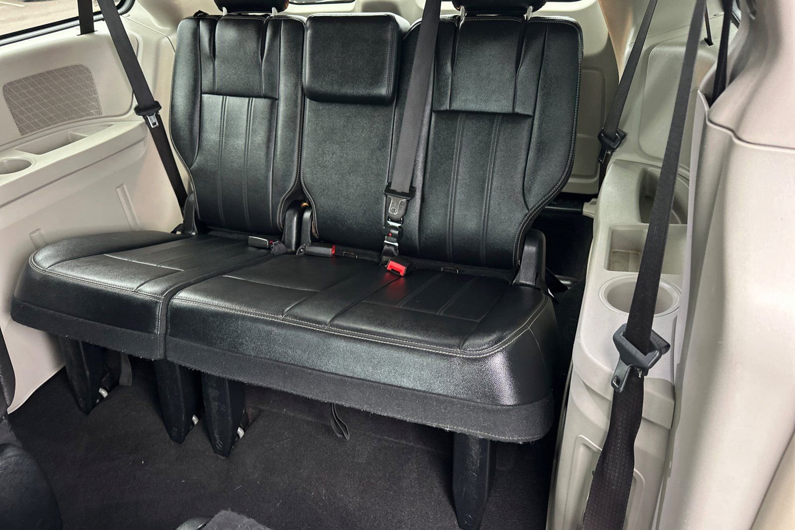 Used 2016 Chrysler Town & Country Touring image 16