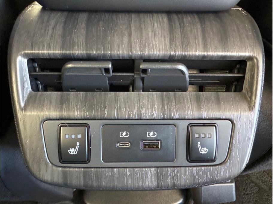 Used 2023 Nissan Ariya AWD image 16
