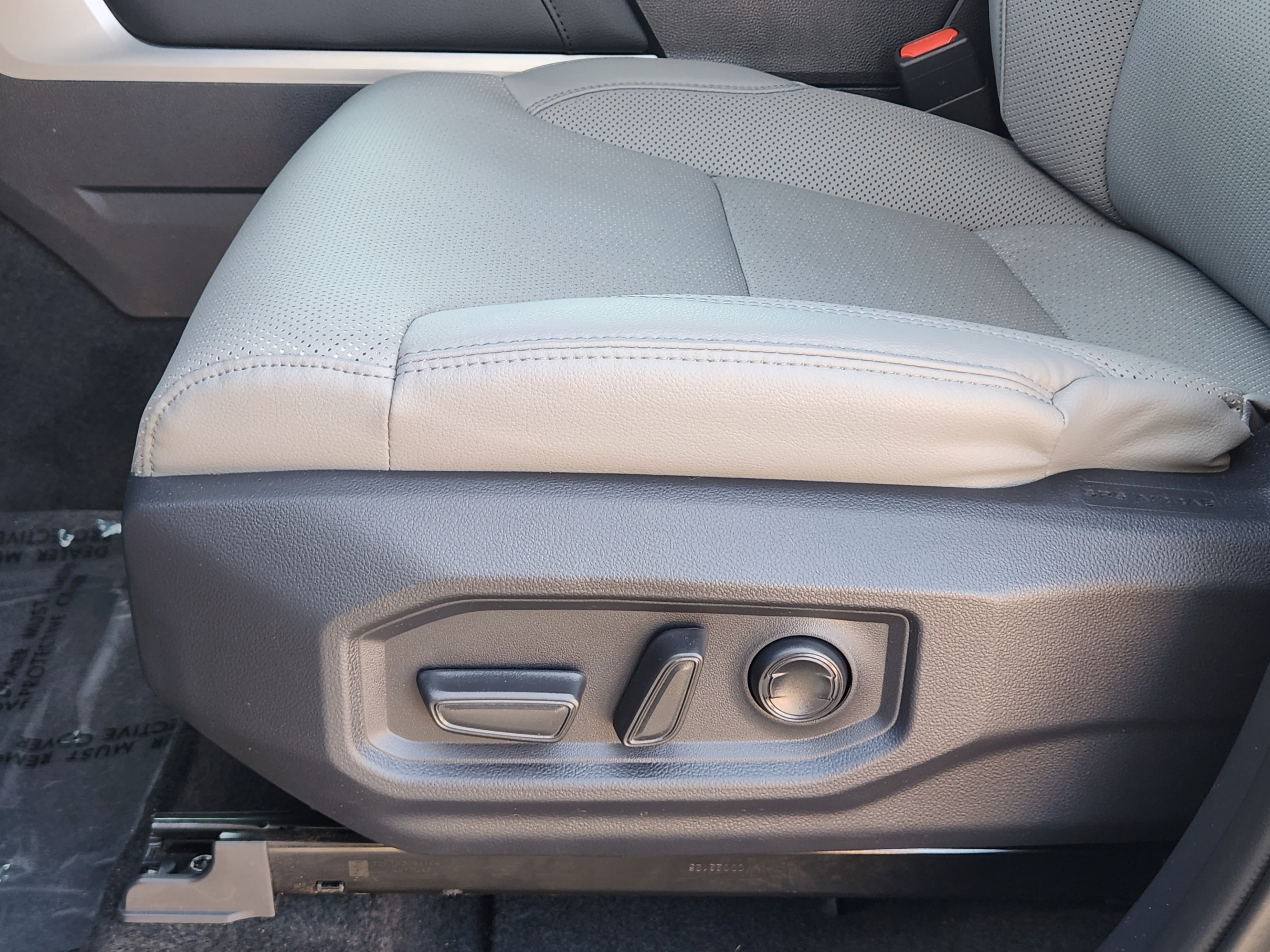 Used 2025 Toyota Tundra Limited AWD/4WD image 19