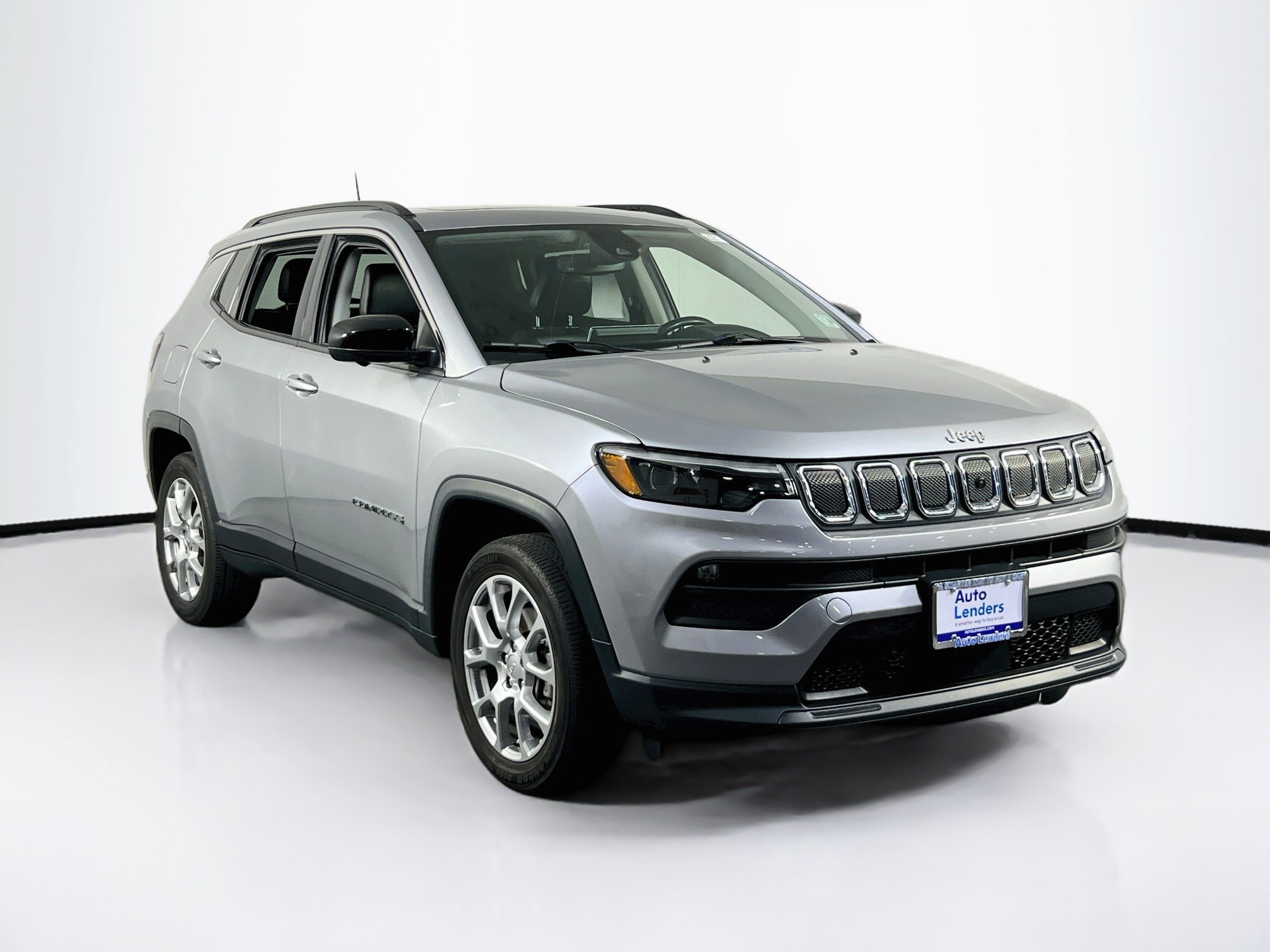 Used 2022 Jeep Compass Latitude w/ Sun and Sound Group AWD/4WD image 3