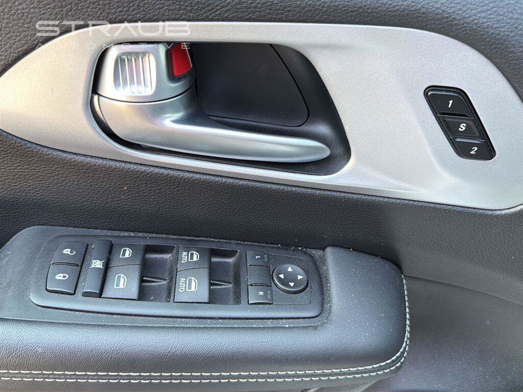 Used 2024 Chrysler Pacifica Touring-L w/ S Appearance Package AWD/4WD image 12