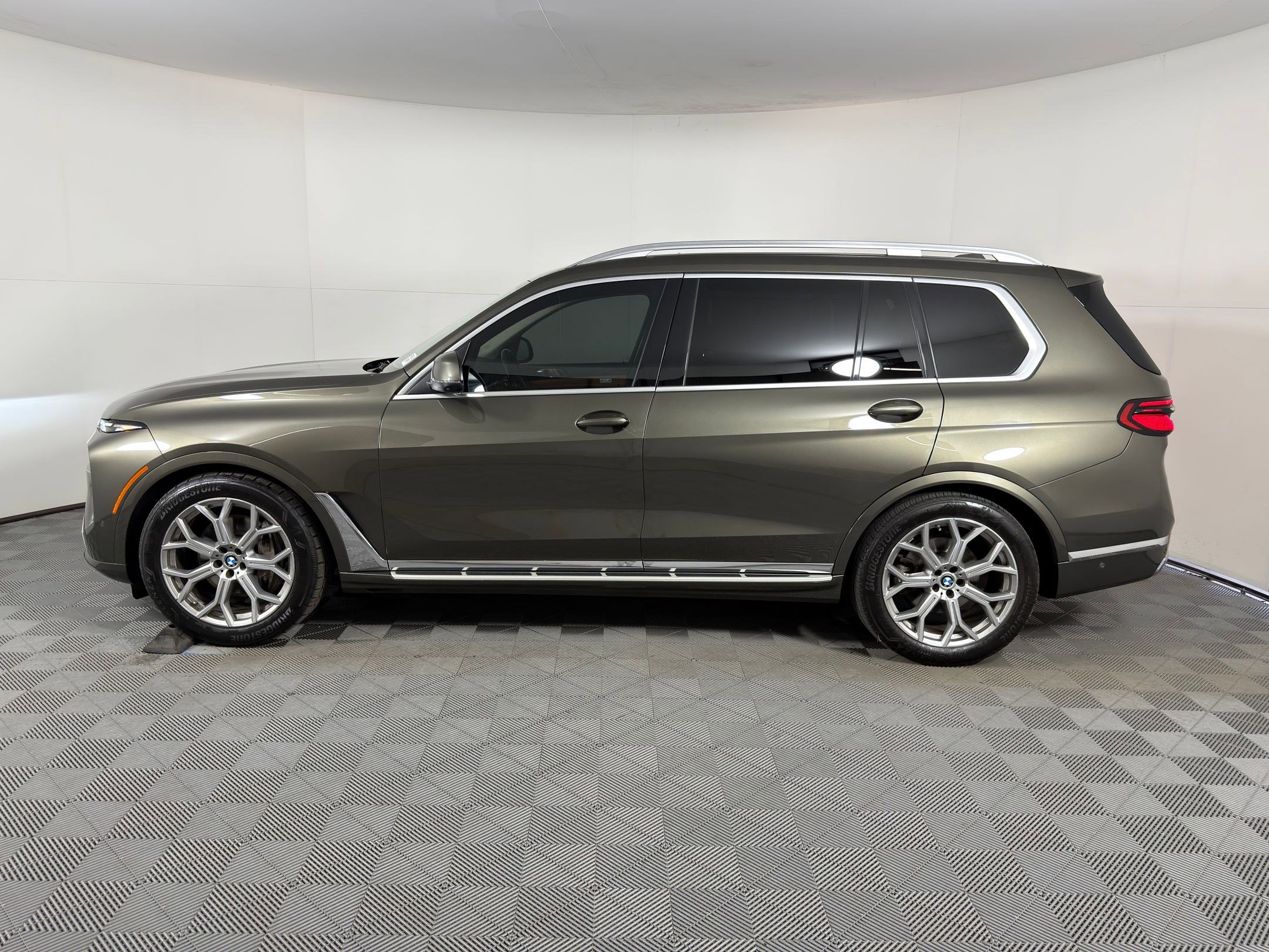 Used 2023 BMW X7 xDrive40i w/ Premium Package image 2