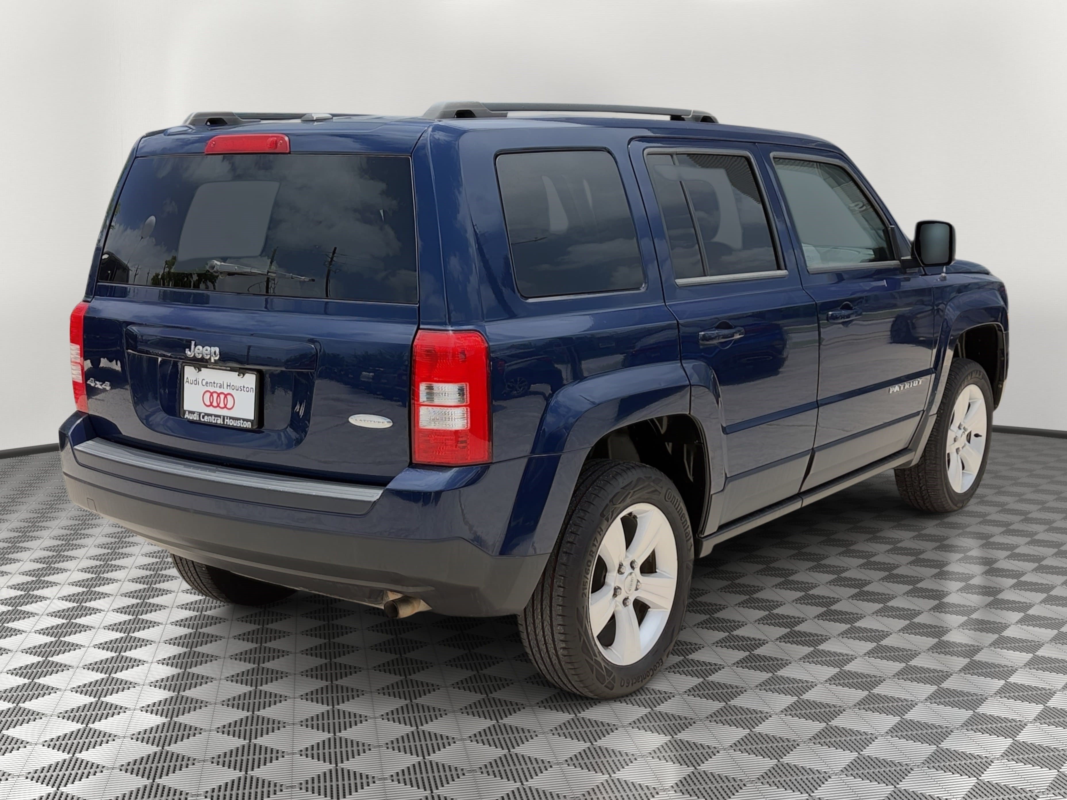 Used 2016 Jeep Patriot Latitude AWD/4WD image 9