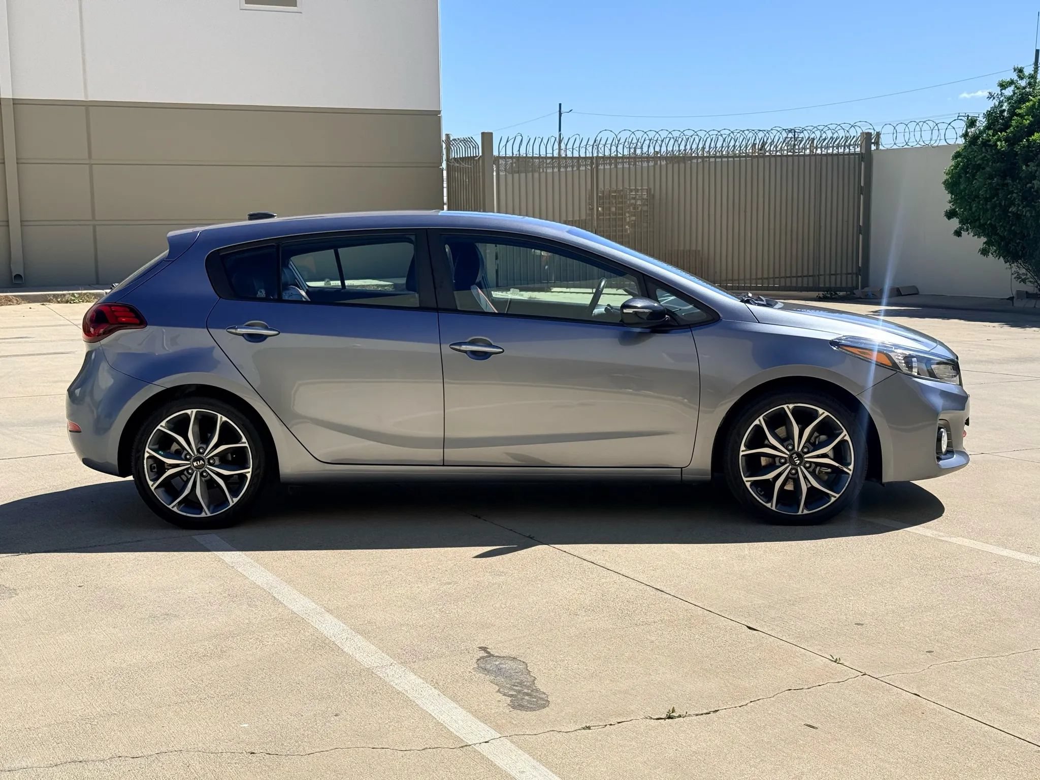 Used 2017 Kia Forte SX FWD image 4