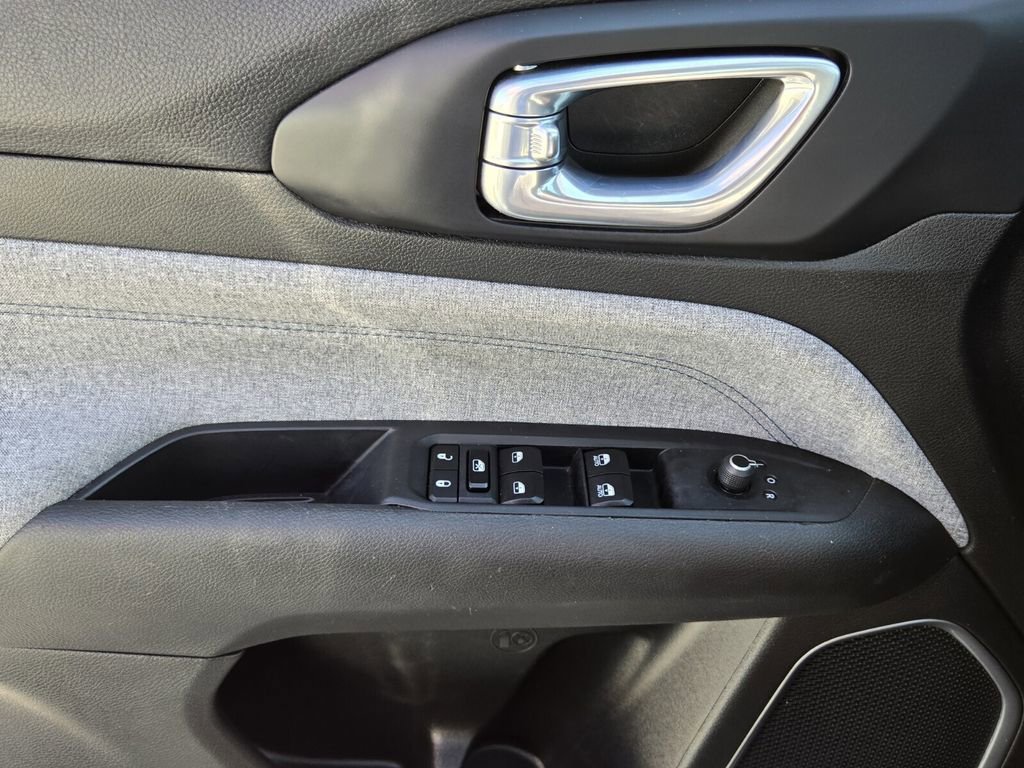 Used 2024 Jeep Compass Latitude image 27