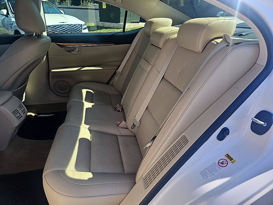 Used 2015 Lexus ES 300h w/ Navigation System Package FWD image 30