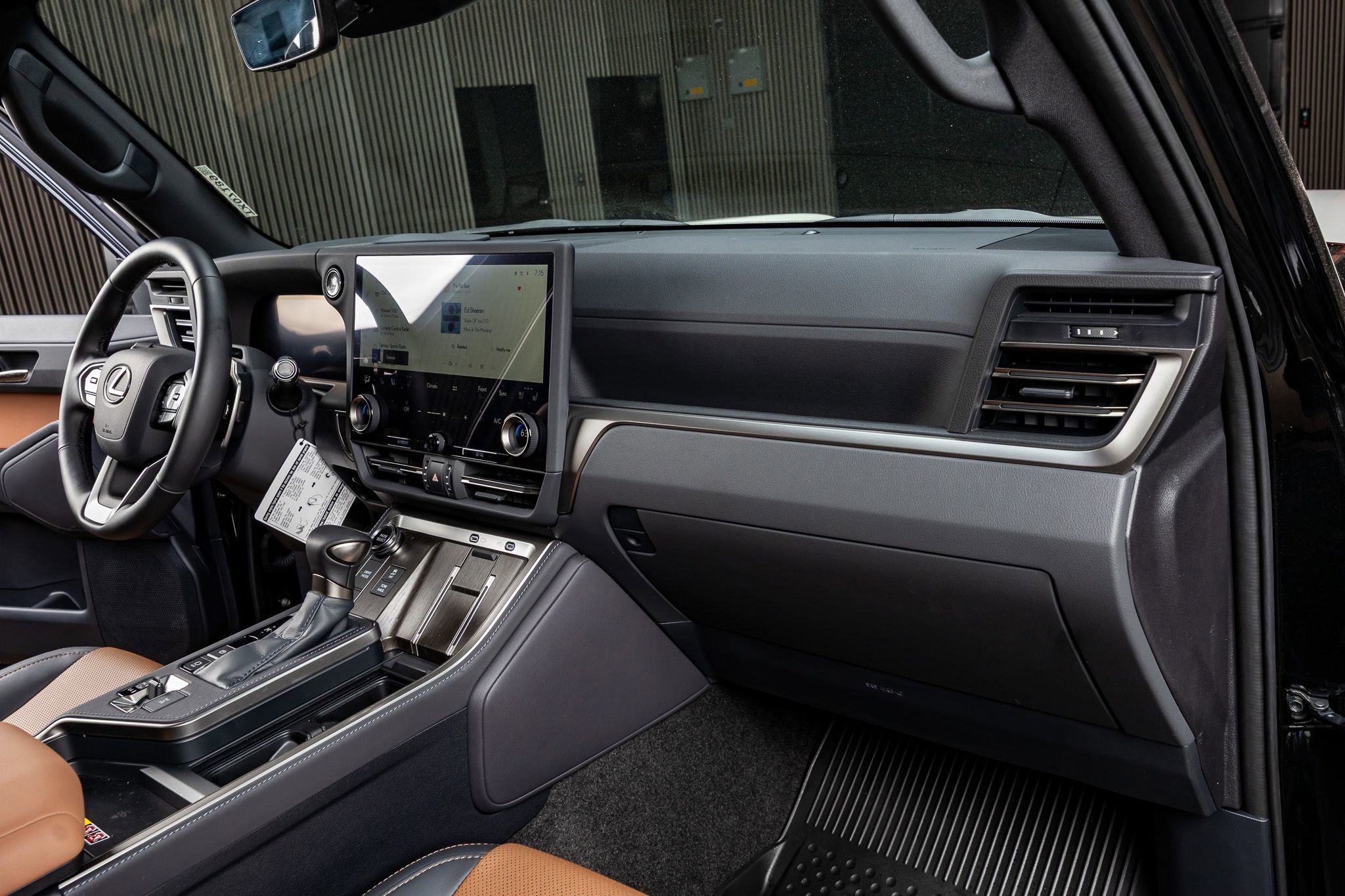 Used 2025 Lexus GX 550 w/ Accessory Package (2T) image 18