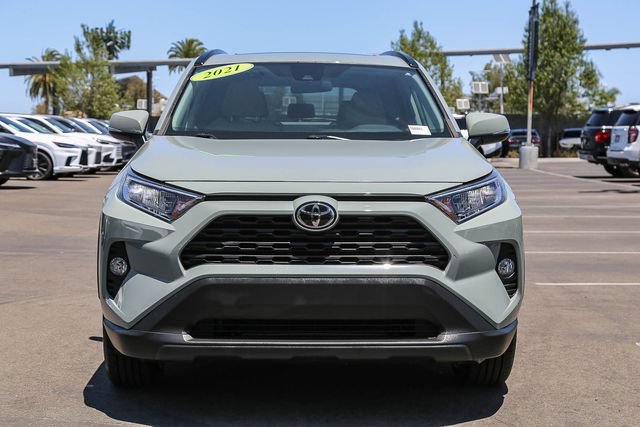 Used 2021 Toyota RAV4 XLE w/ Convenience Package FWD image 2