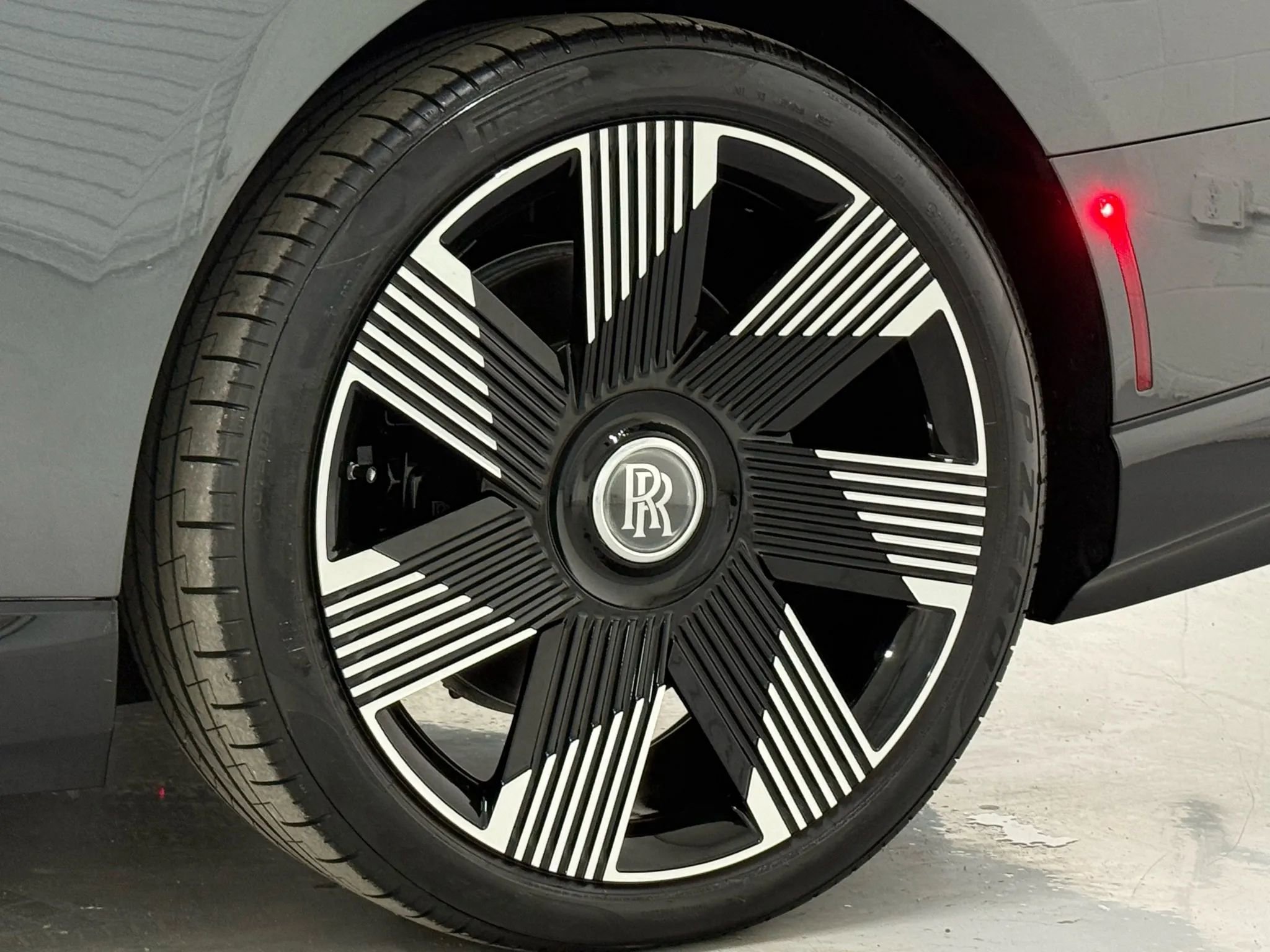 Used 2025 Rolls-Royce Spectre image 51