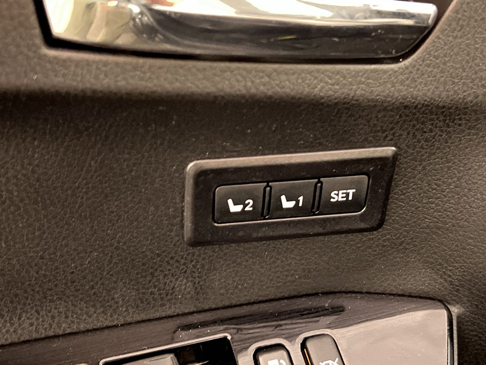 Used 2018 Toyota RAV4 Limited image 32