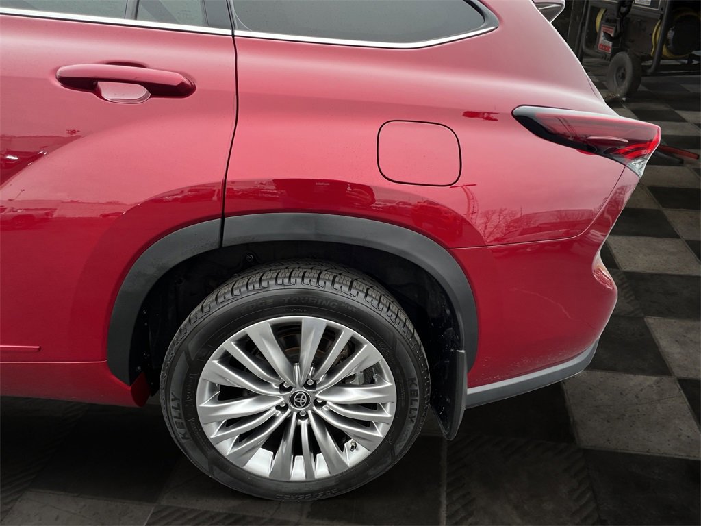 Used 2024 Toyota Highlander Platinum image 11