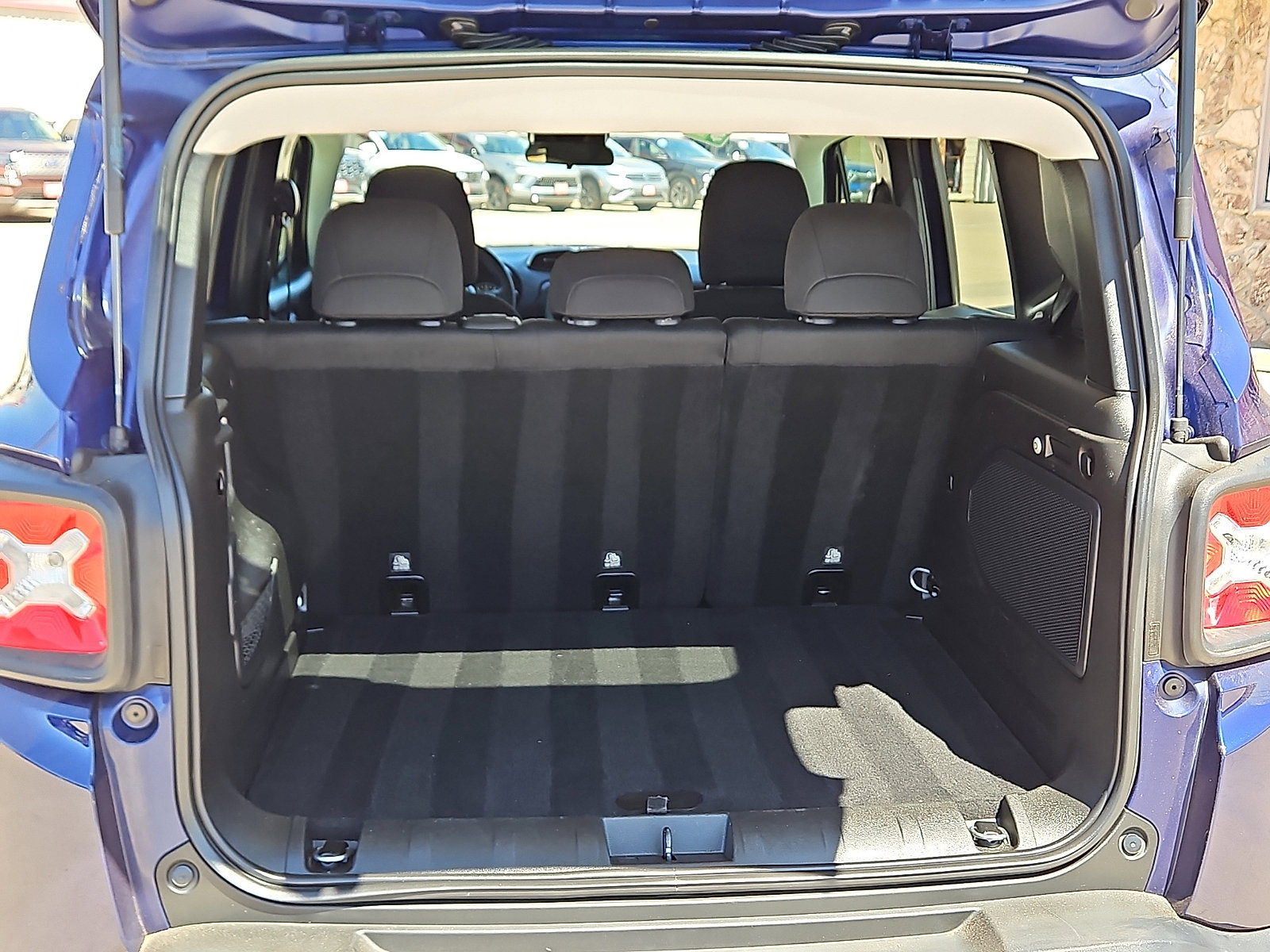 Used 2018 Jeep Renegade Latitude w/ UConnect 8.4 Nav Group image 6