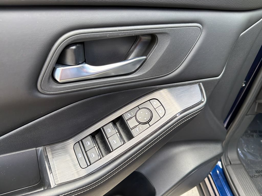 Certified 2024 Nissan Rogue SV FWD image 17