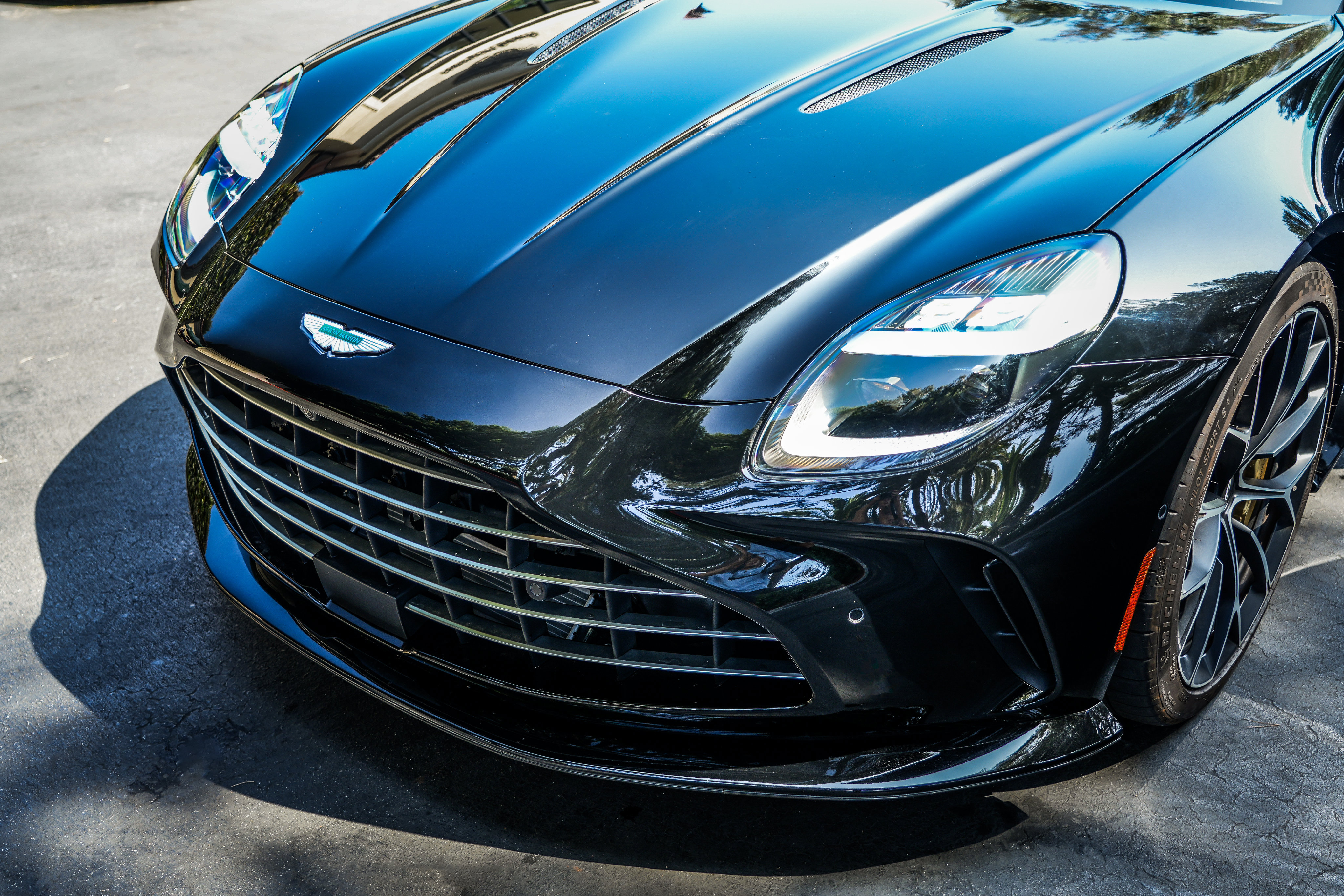 Used 2025 Aston Martin V8 Vantage Coupe RWD image 11