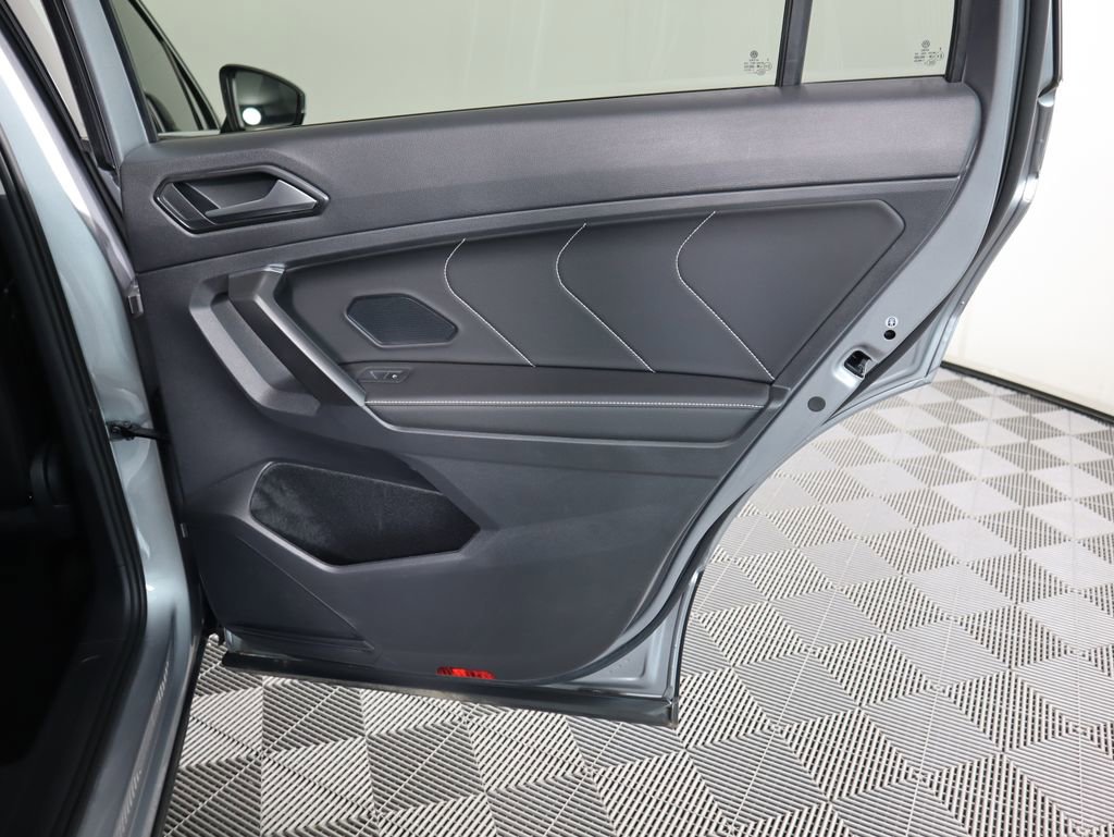 Used 2022 Volkswagen Tiguan SE w/ Panoramic Sunroof Package image 27