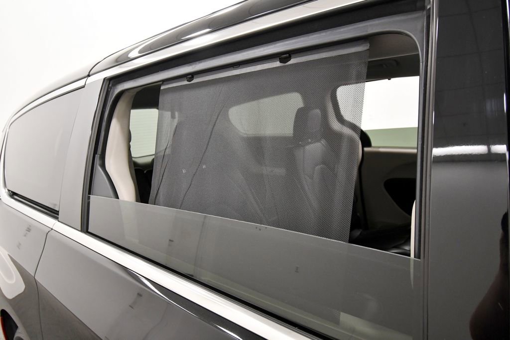 Used 2024 Chrysler Pacifica Touring-L FWD image 13