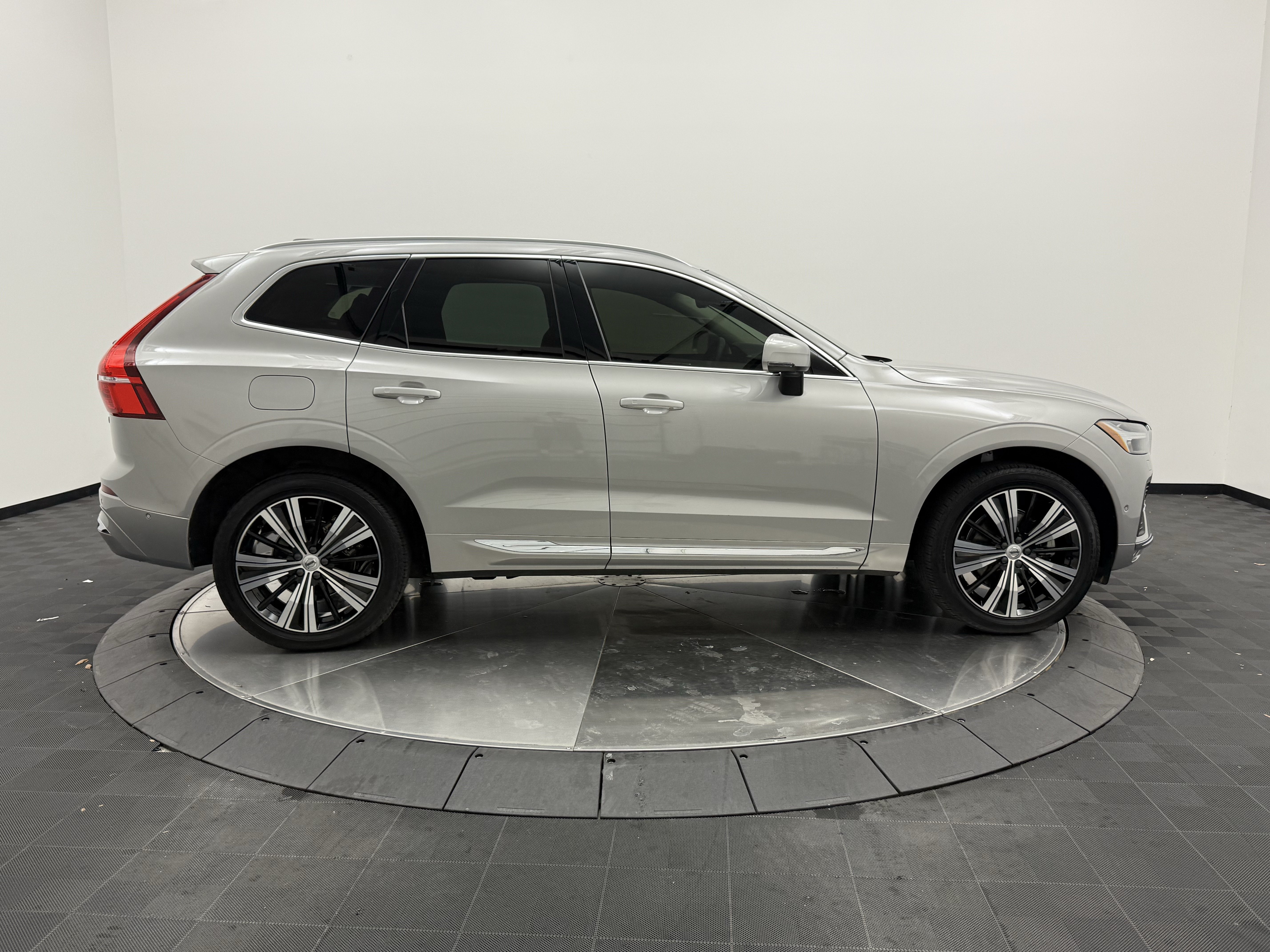 Certified 2023 Volvo XC60 B5 Plus w/ Climate Package AWD/4WD image 8