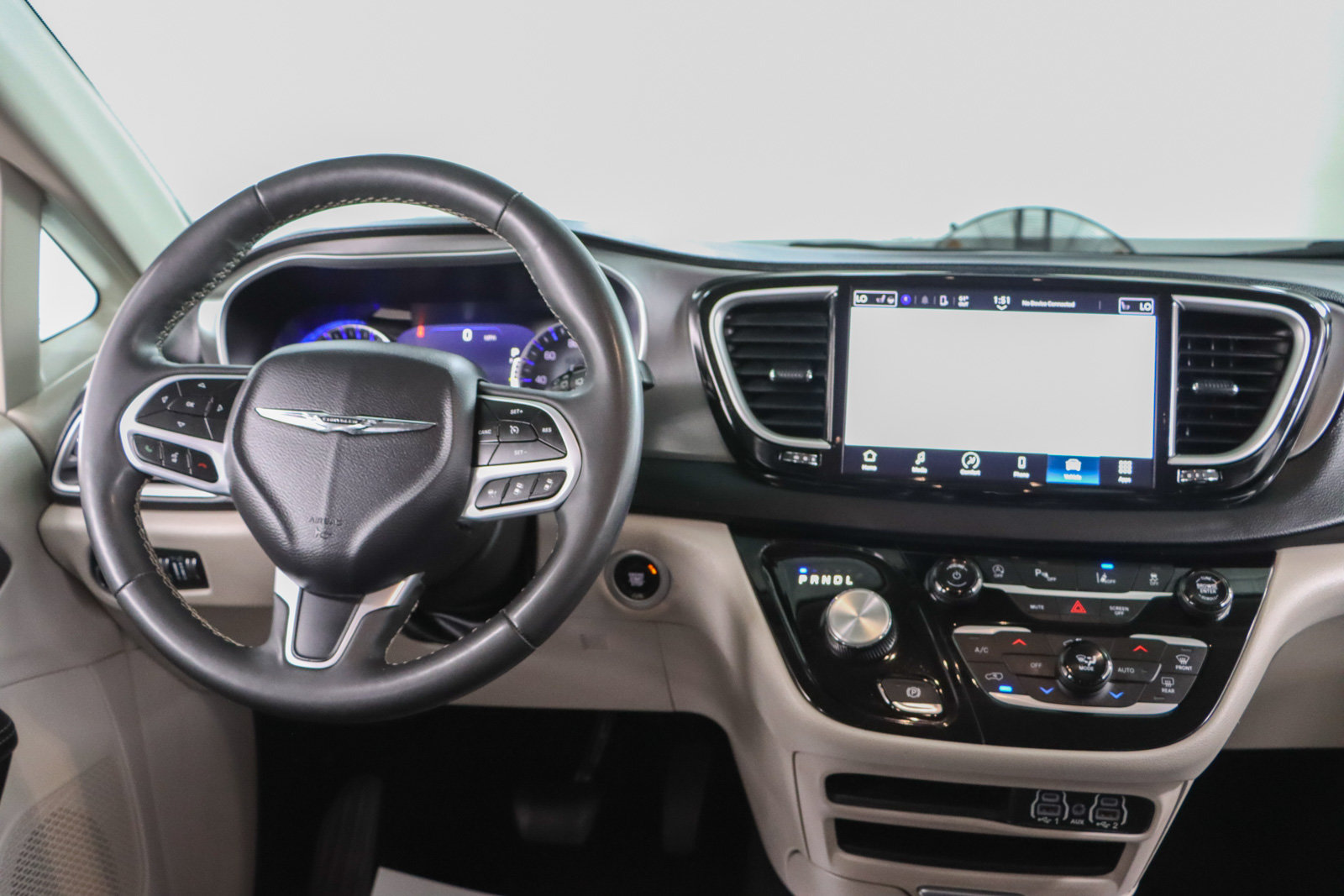 Used 2023 Chrysler Pacifica Touring-L FWD image 17