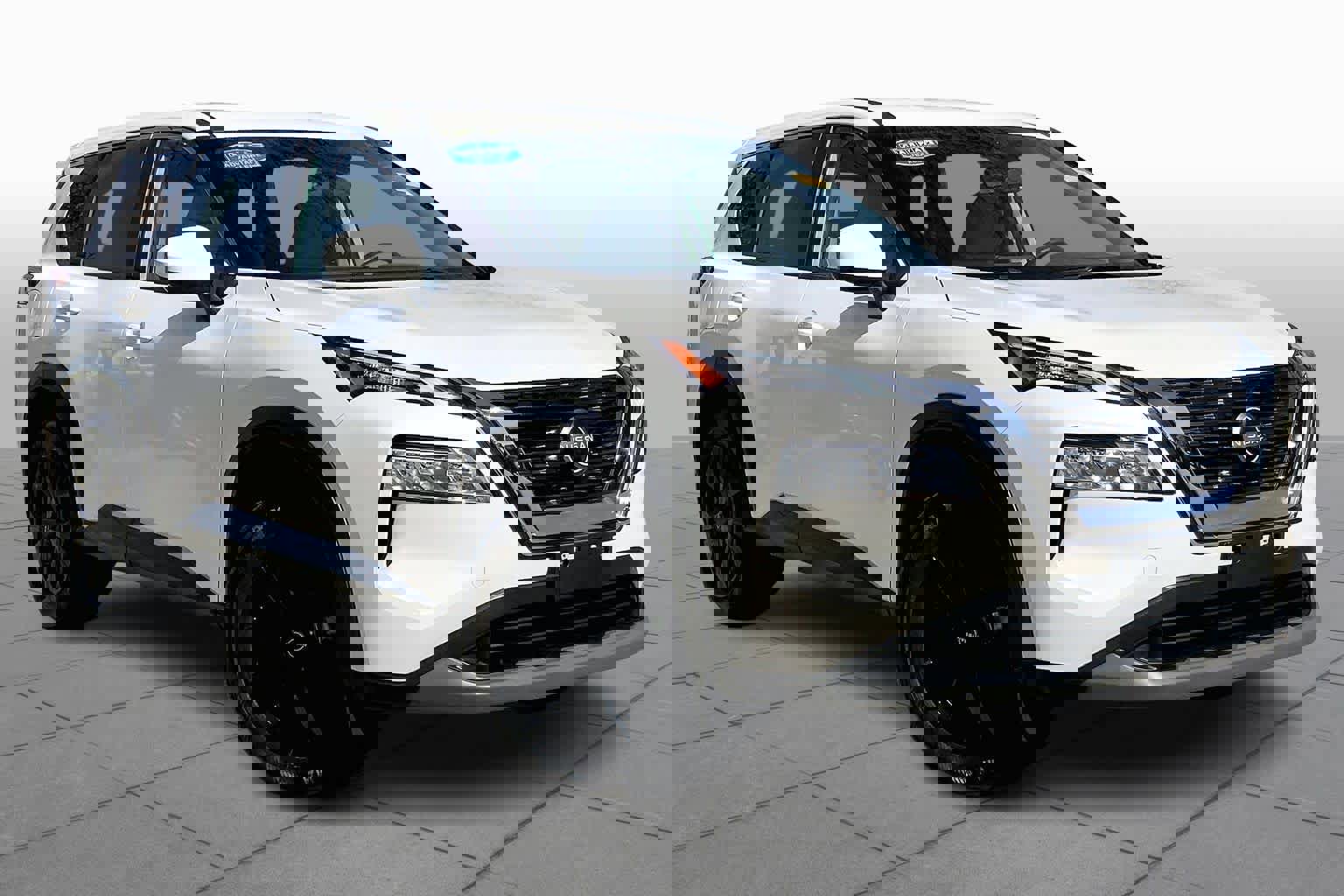 Used 2023 Nissan Rogue SV image 3