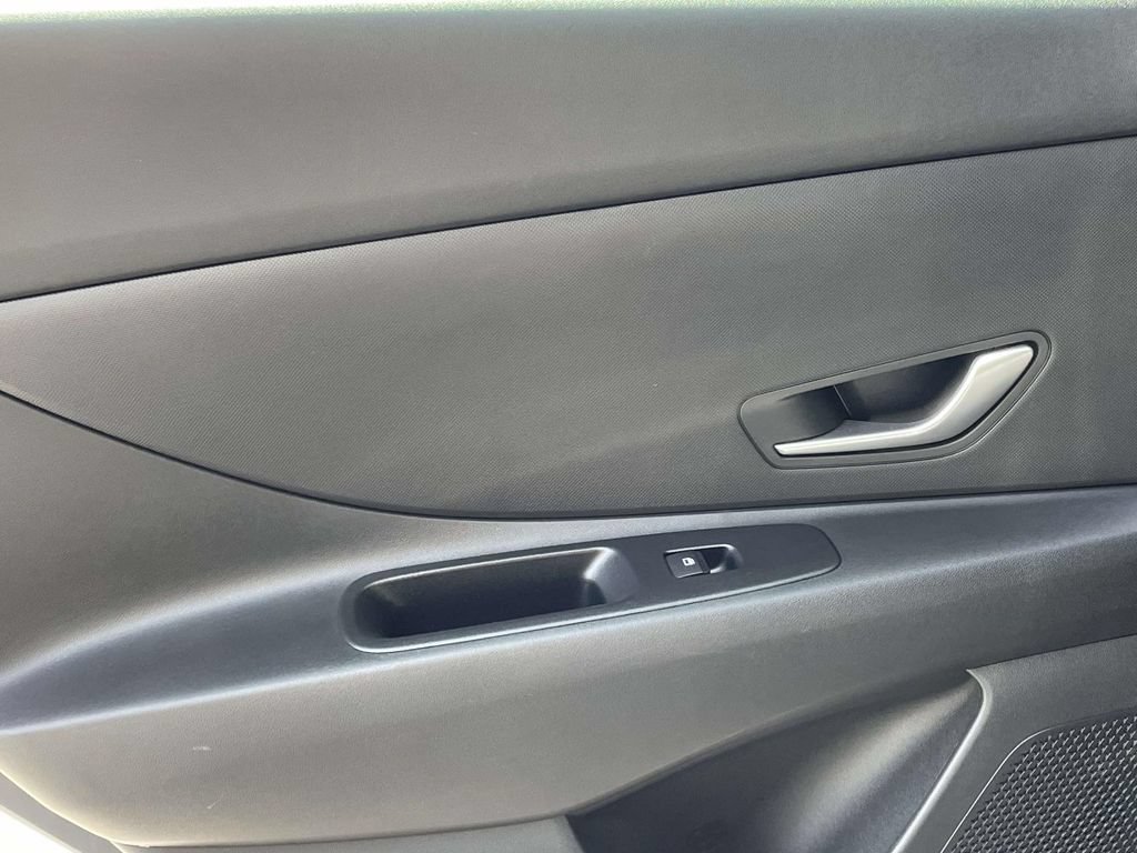 Certified 2025 Hyundai Elantra SE FWD image 9