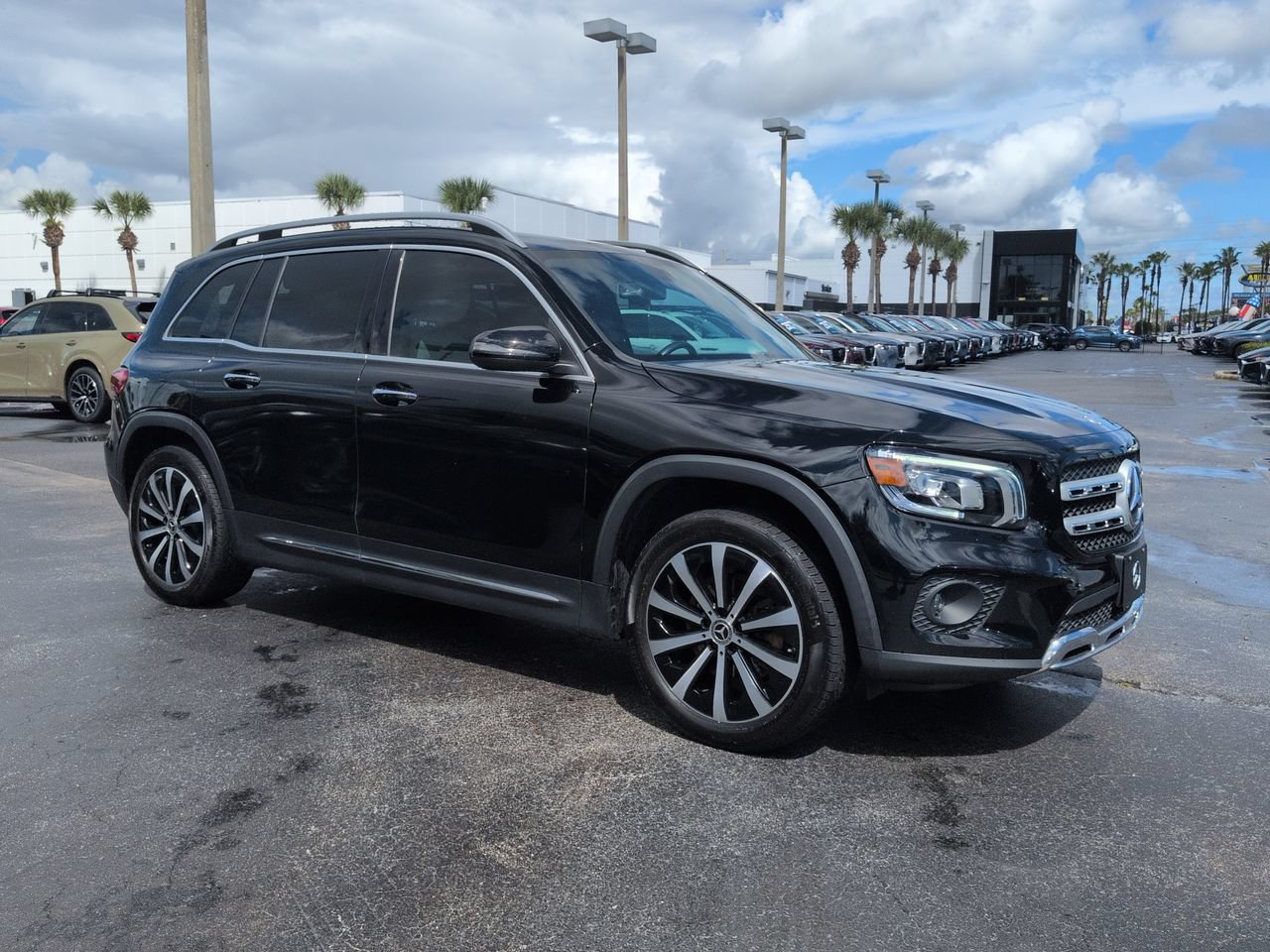 Used 2023 Mercedes-Benz GLB 250 w/ Premium Package image 2