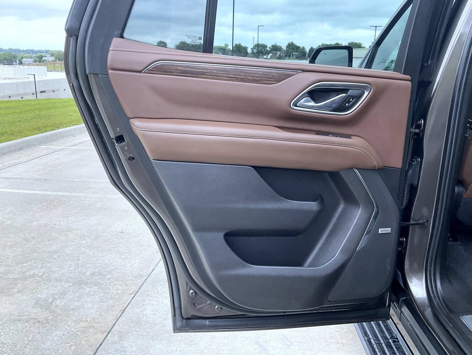 Used 2021 Chevrolet Tahoe High Country w/ Premium Package AWD/4WD image 18