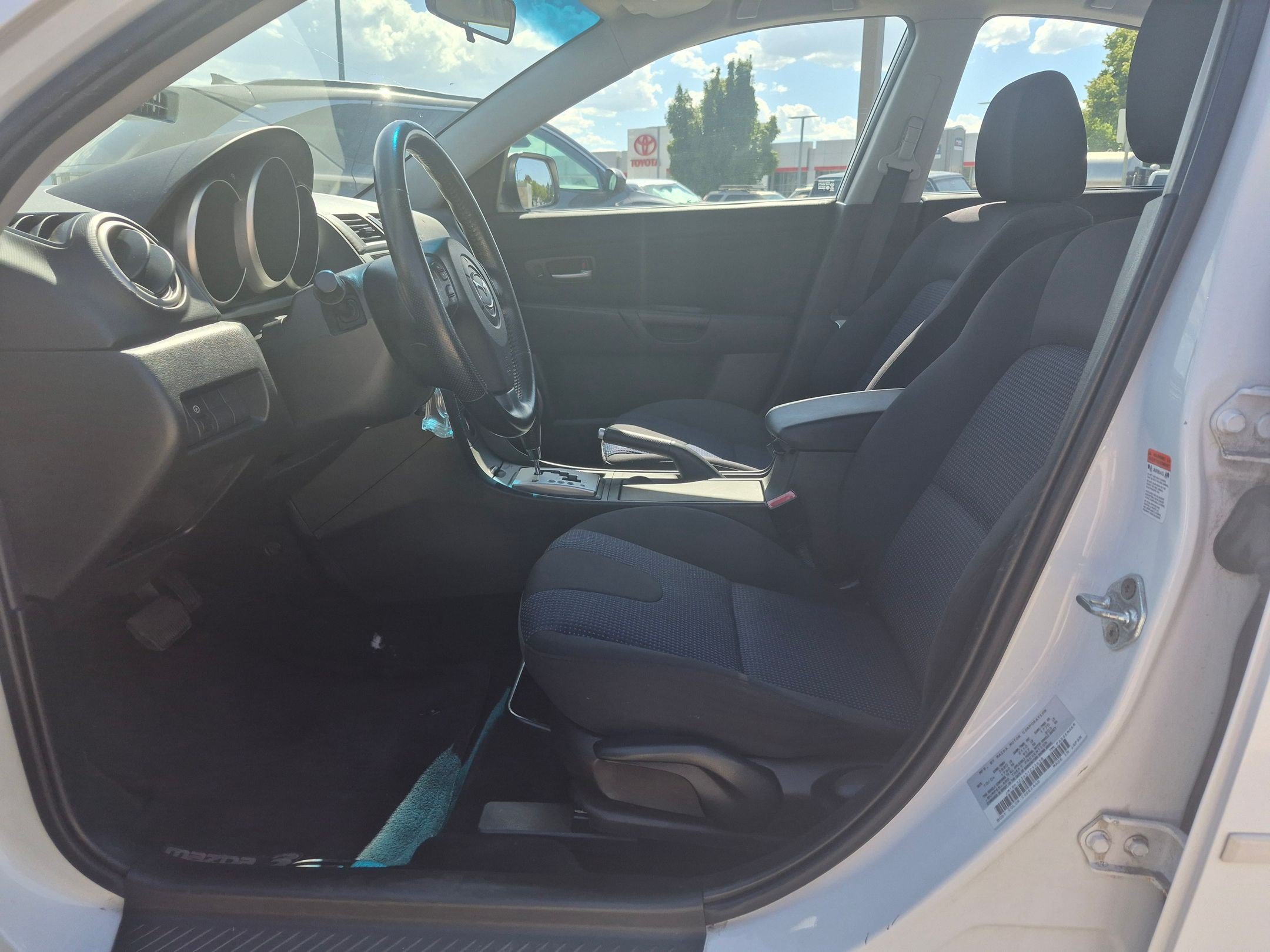 Used 2005 MAZDA MAZDA3 s w/ Moonroof & 6-CD Pkg FWD image 17