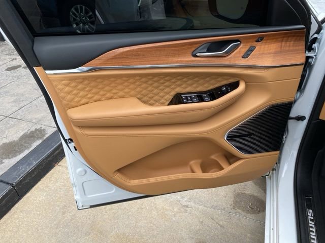 Used 2025 Jeep Grand Cherokee L Summit AWD/4WD image 18