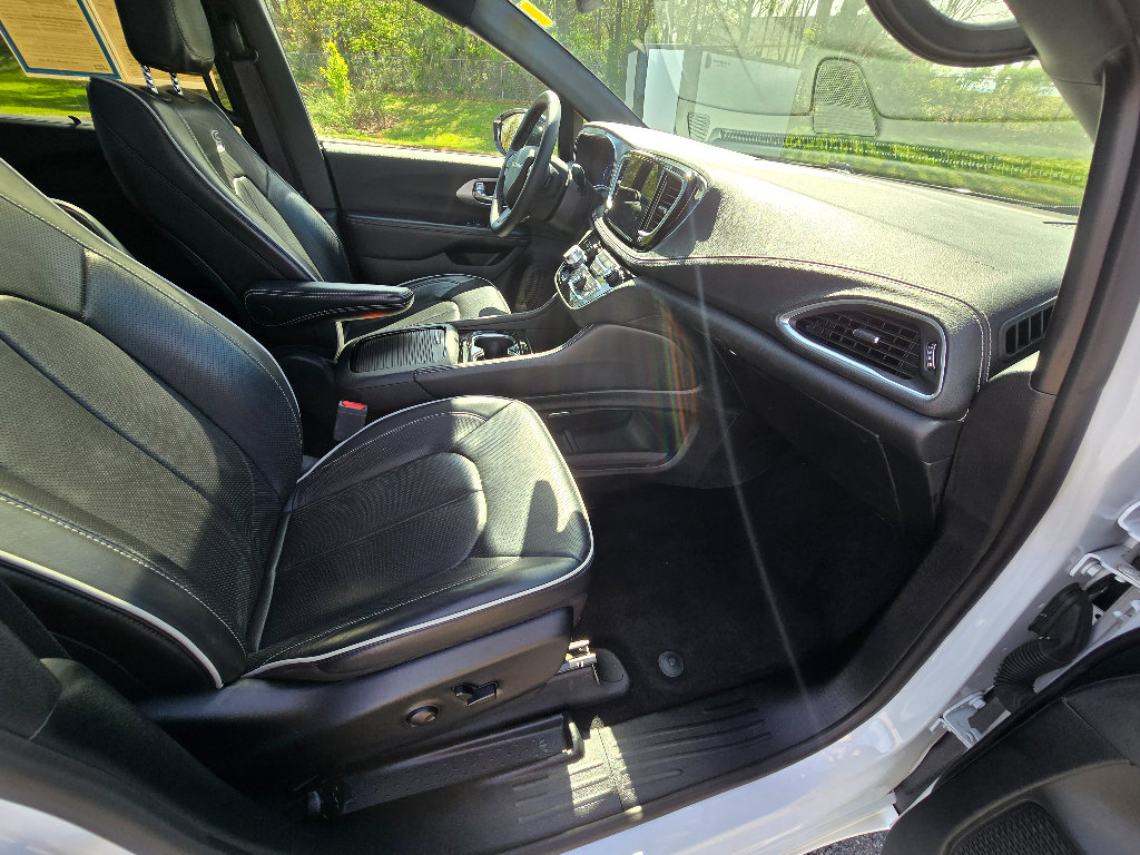 Used 2025 Chrysler Pacifica Limited FWD image 25