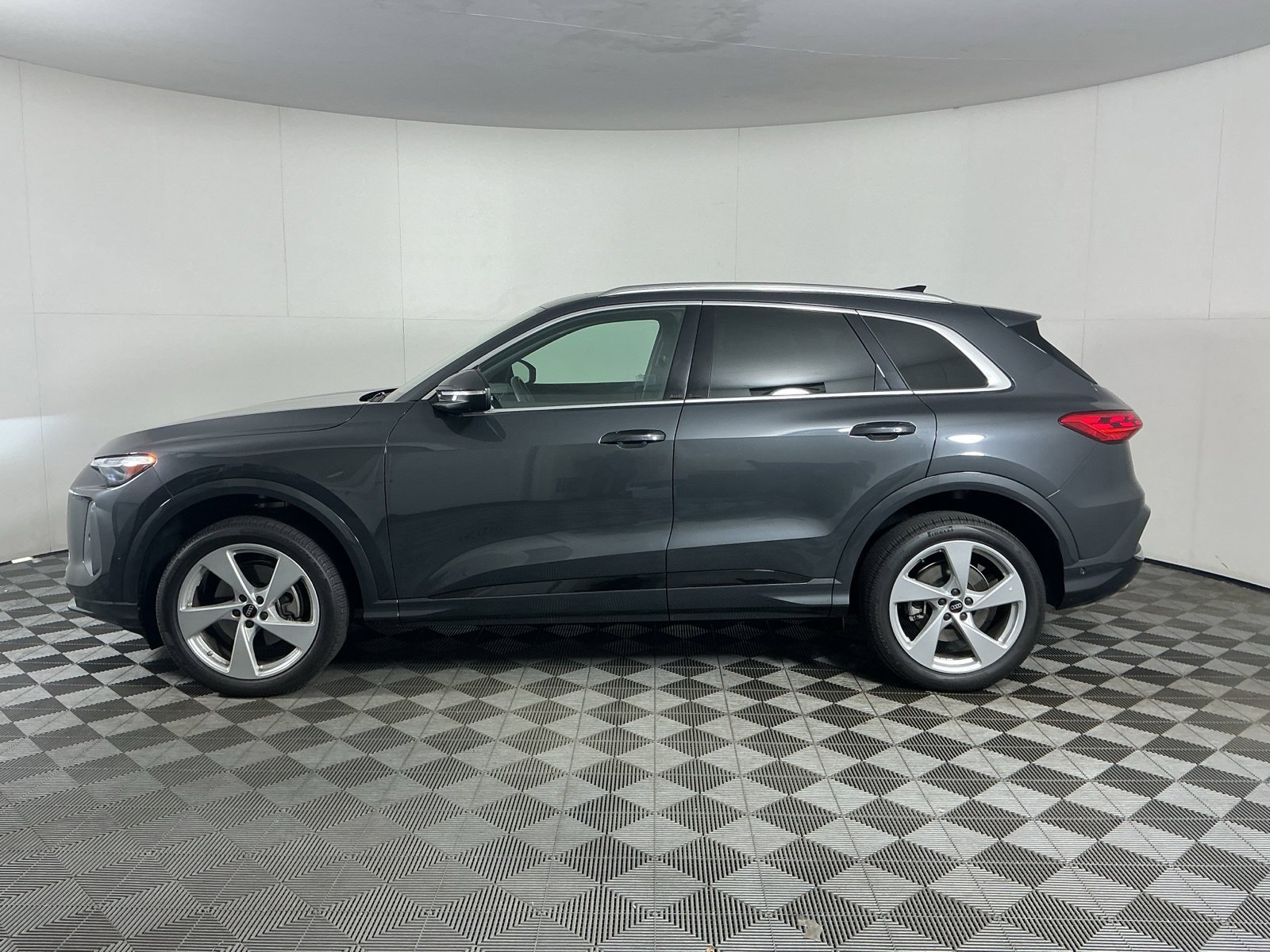 Used 2025 Audi Q5 Premium Plus w/ Premium Plus AWD/4WD image 4