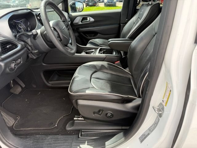 Used 2025 Chrysler Pacifica Limited FWD image 29