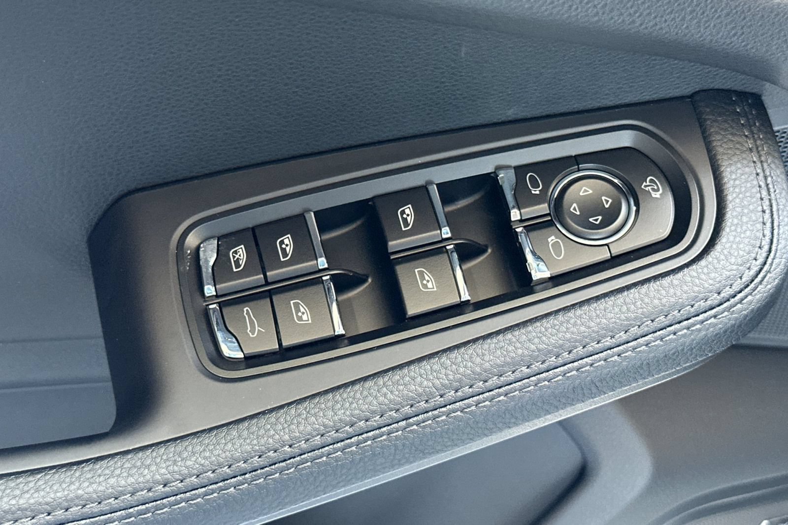 New 2026 Porsche Macan AWD/4WD image 13
