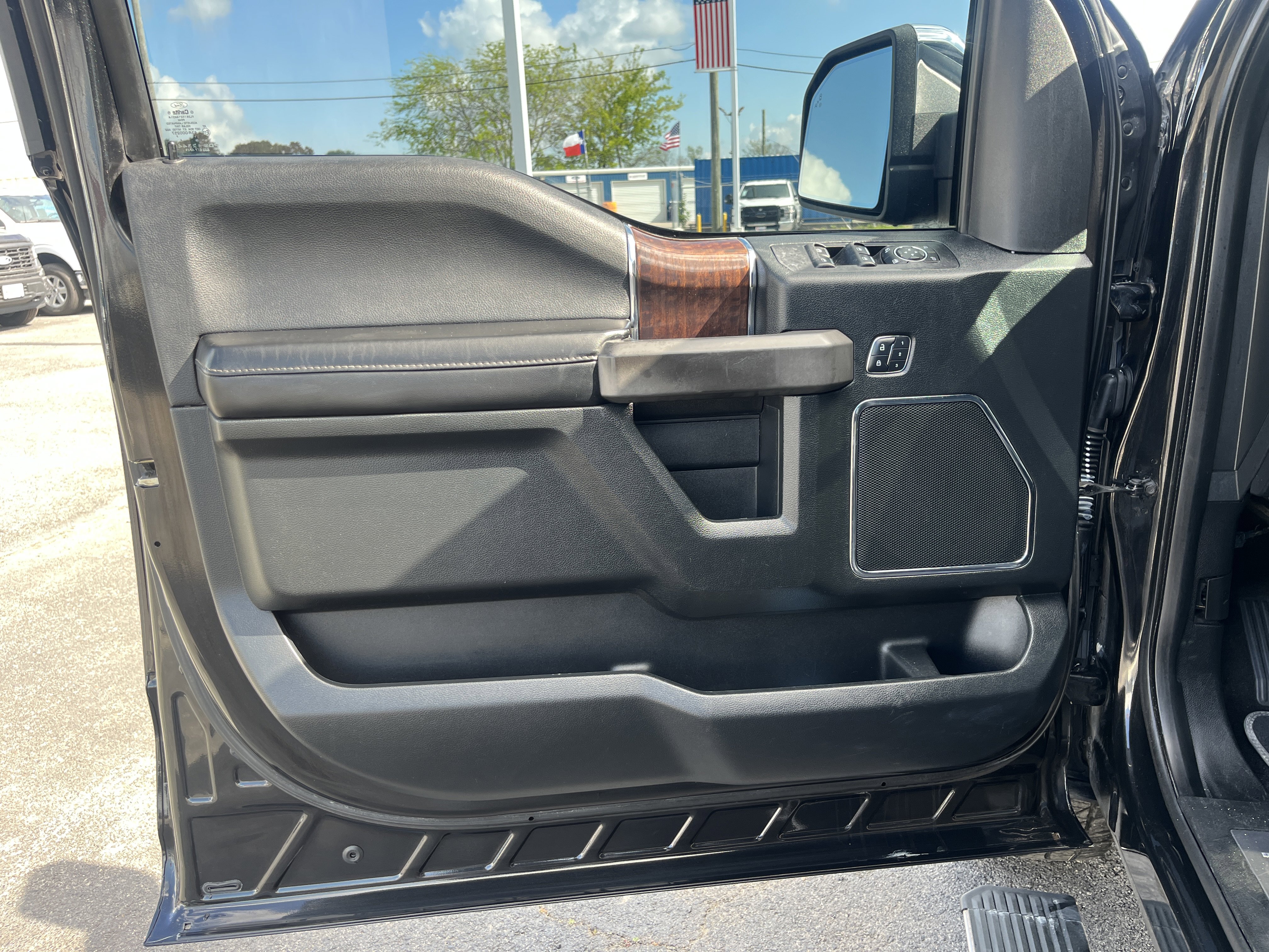 Used 2015 Ford F150 Platinum w/ Equipment Group 701A Luxury AWD/4WD image 12