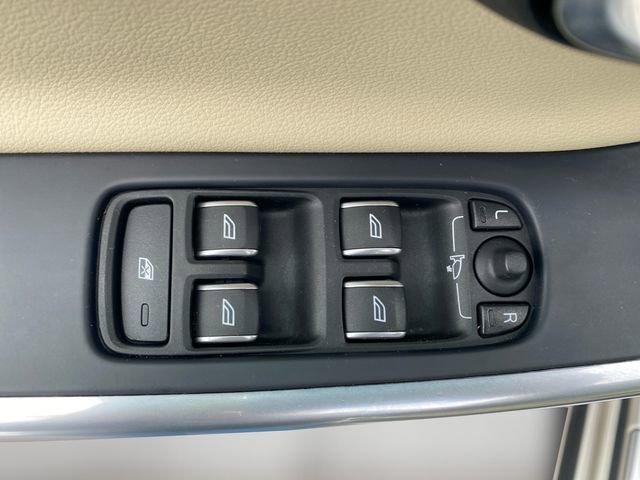 Used 2018 Volvo S60 T5 Inscription image 17