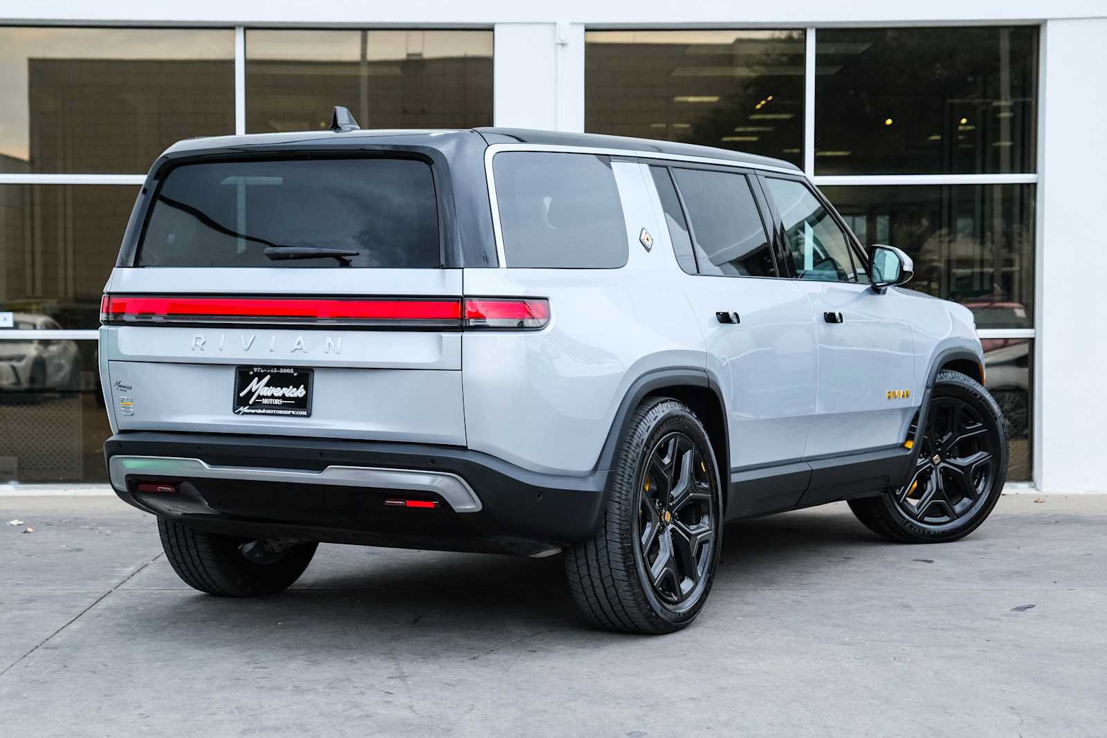 Used 2023 Rivian R1S Adventure Quad AWD/4WD image 10