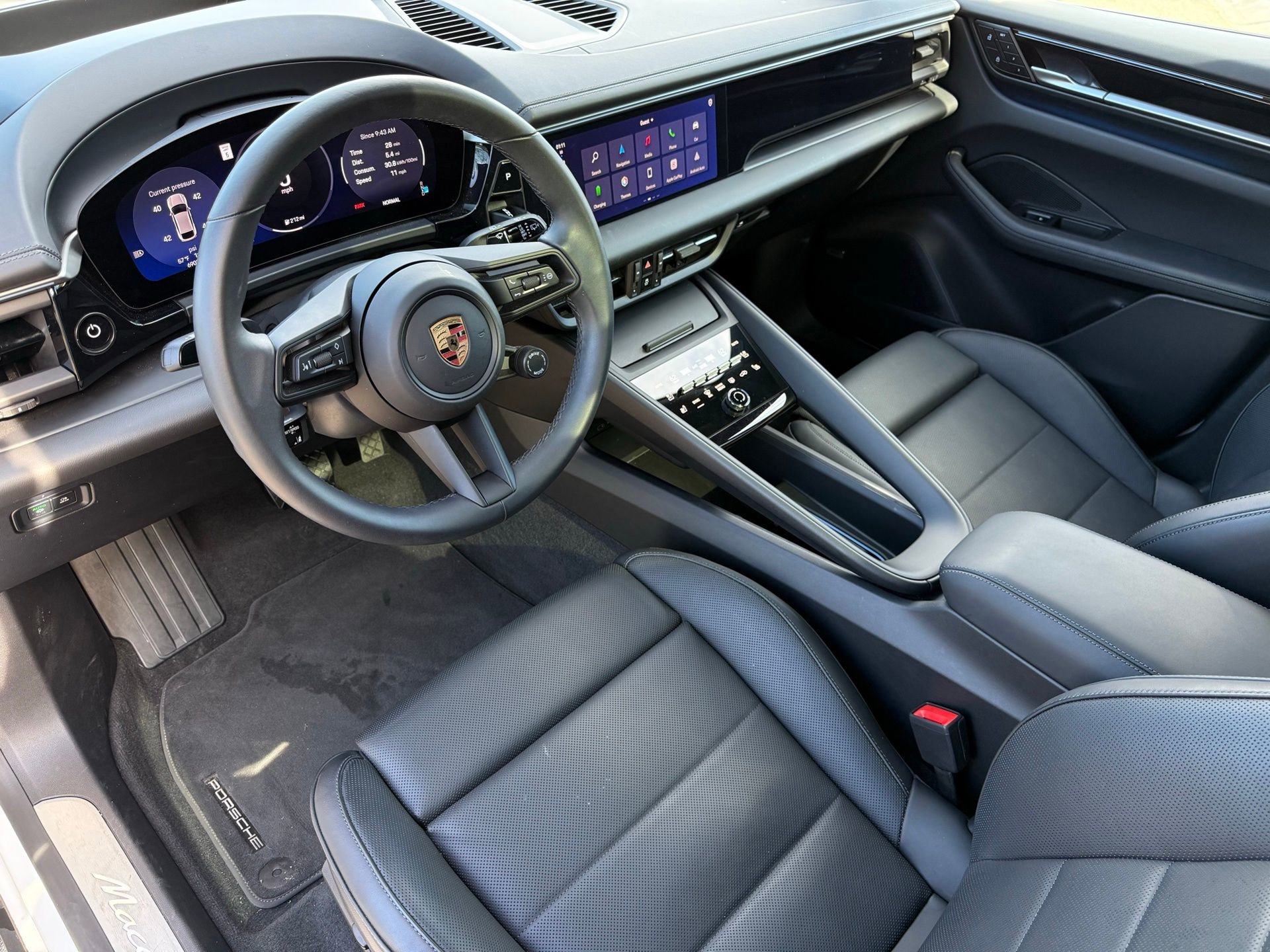 Used 2025 Porsche Macan 4 Electric image 4