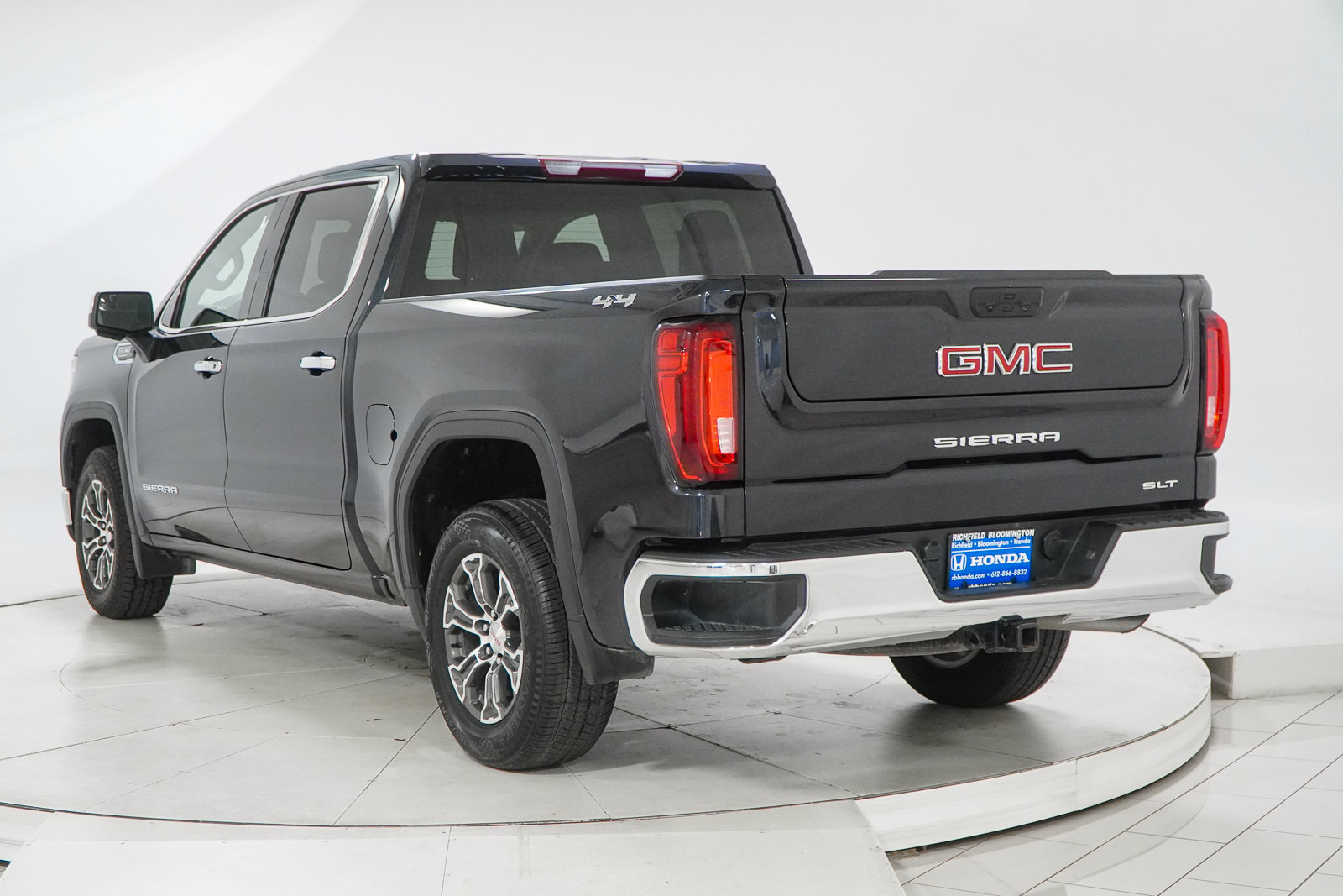 Used 2025 GMC Sierra 1500 SLT AWD/4WD image 5