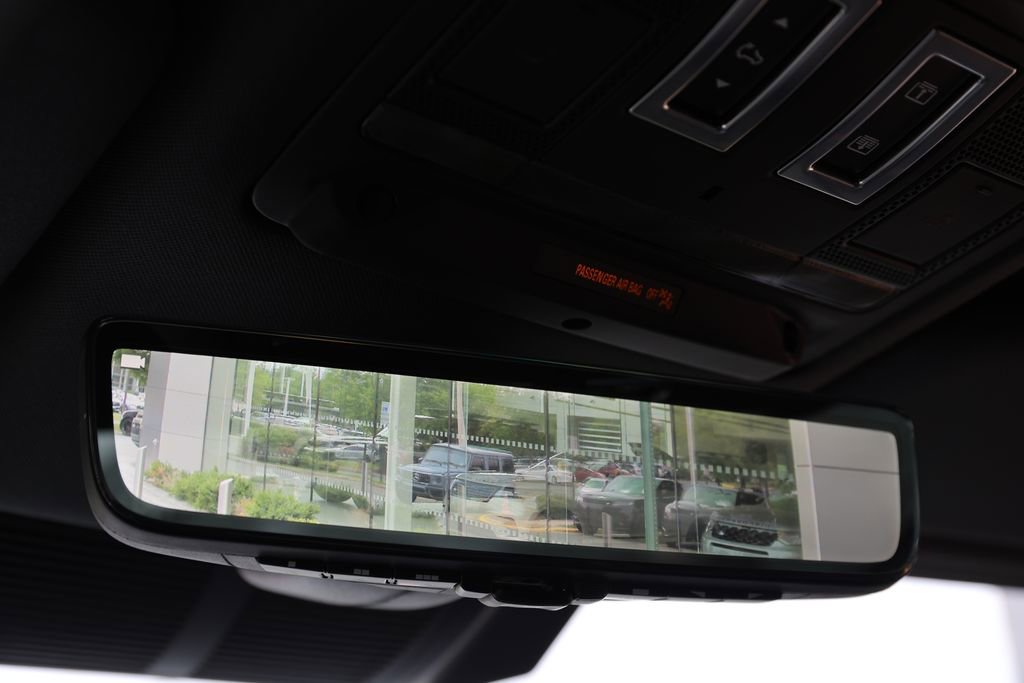 Used 2025 Land Rover Defender 110 X-Dynamic SE AWD/4WD image 9