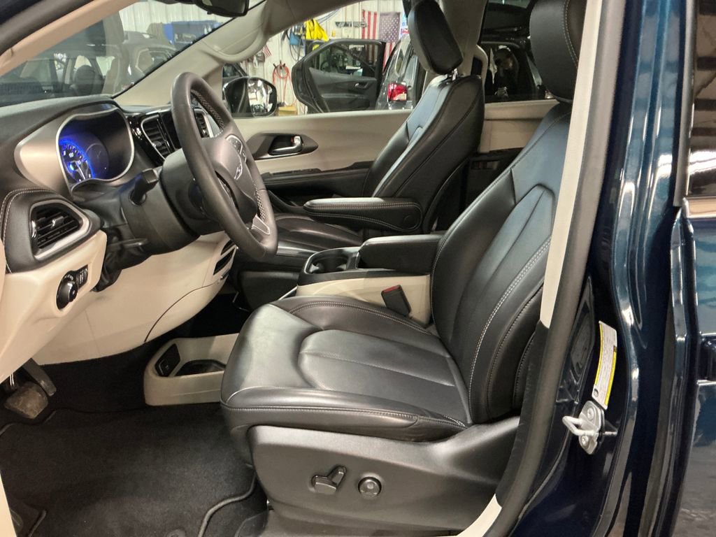 Used 2023 Chrysler Pacifica Touring-L AWD/4WD image 14